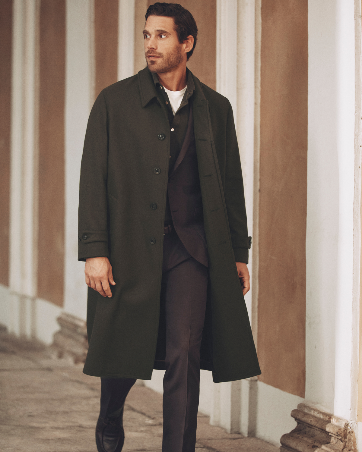 persona con un cappotto verde