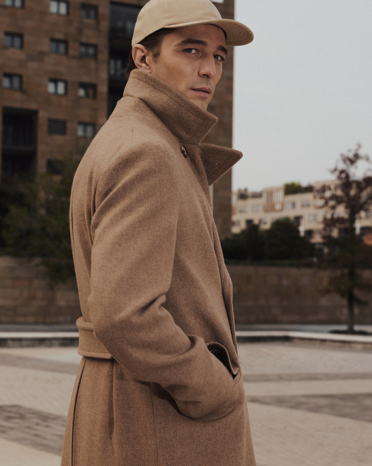persona con un cappotto verde