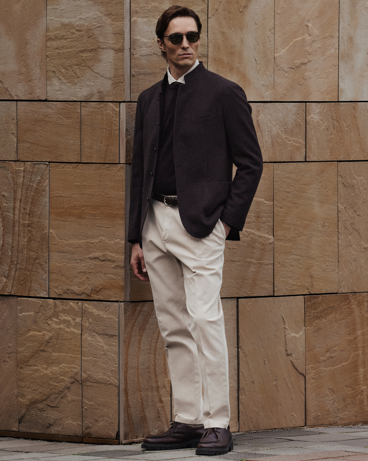 persona con un completo grigio