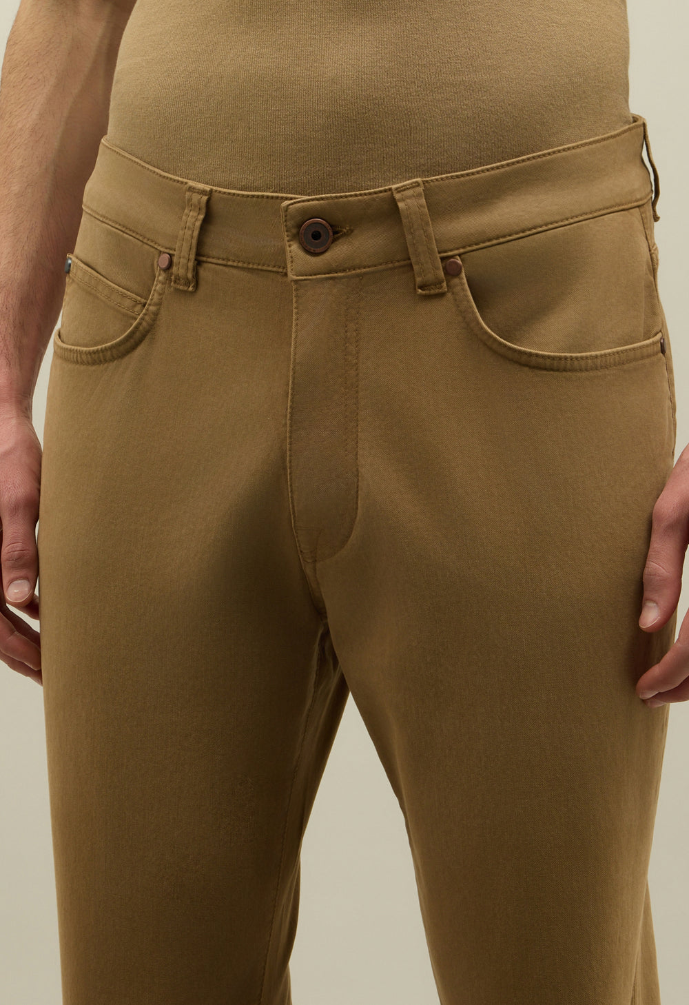 Hellbraune stückgefärbte Five-Pocket-Hose aus Baumwolle und Seide