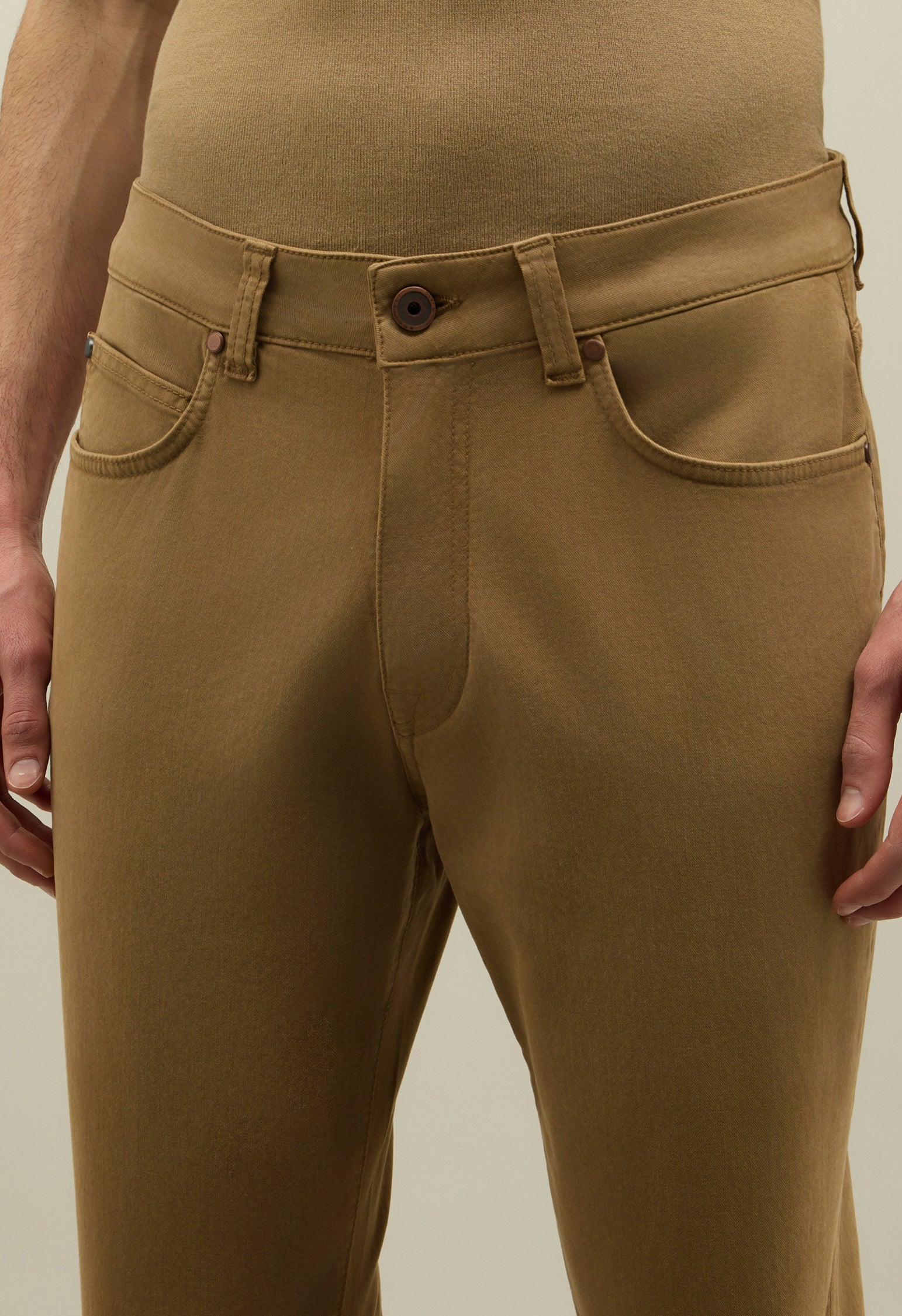 Hellbraune stückgefärbte Five-Pocket-Hose aus Baumwolle und Seide