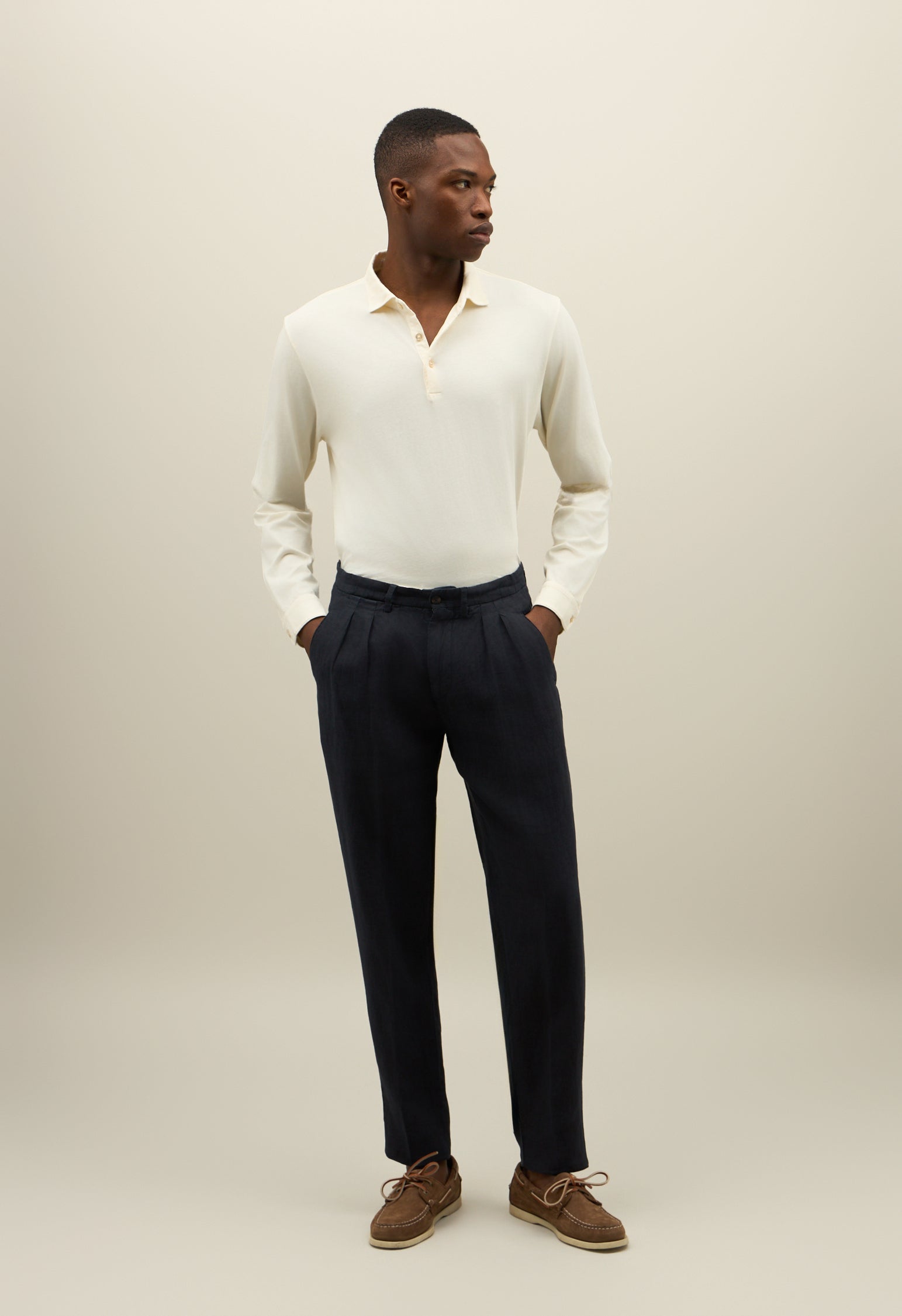 Pantalone in lino tinto in capo con due pinces blu