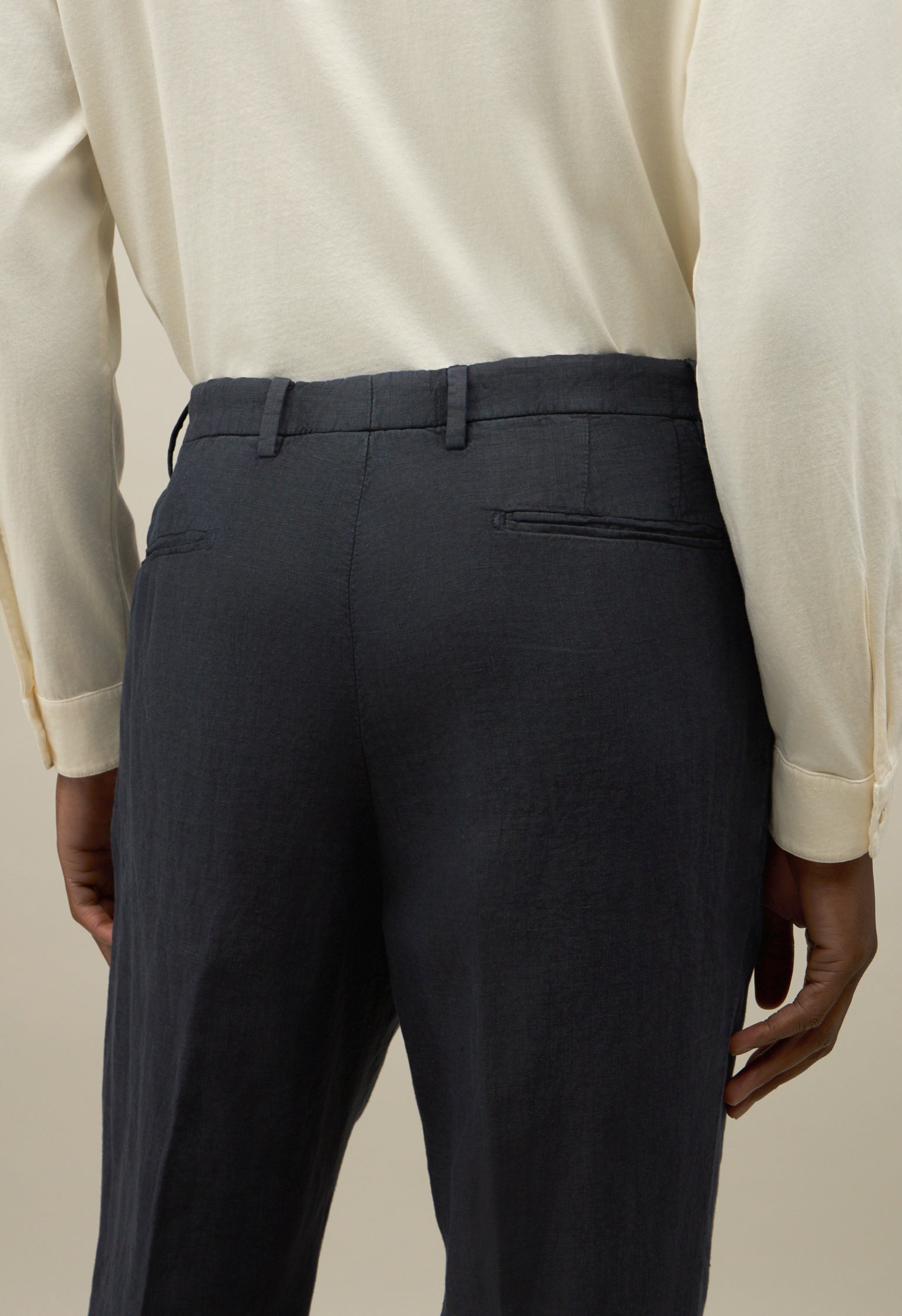 Pantalone in lino tinto in capo con due pinces blu