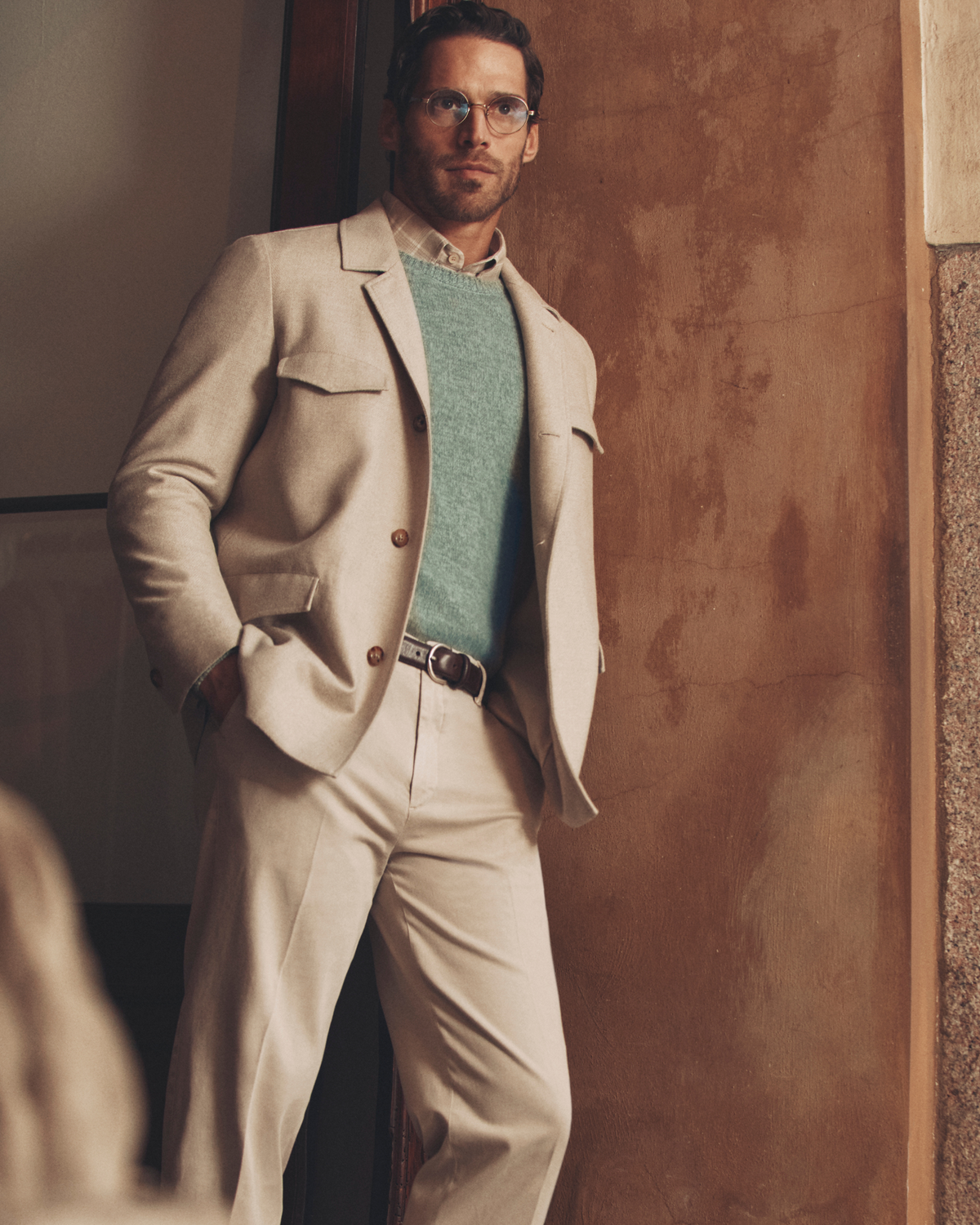 persona con un completo grigio