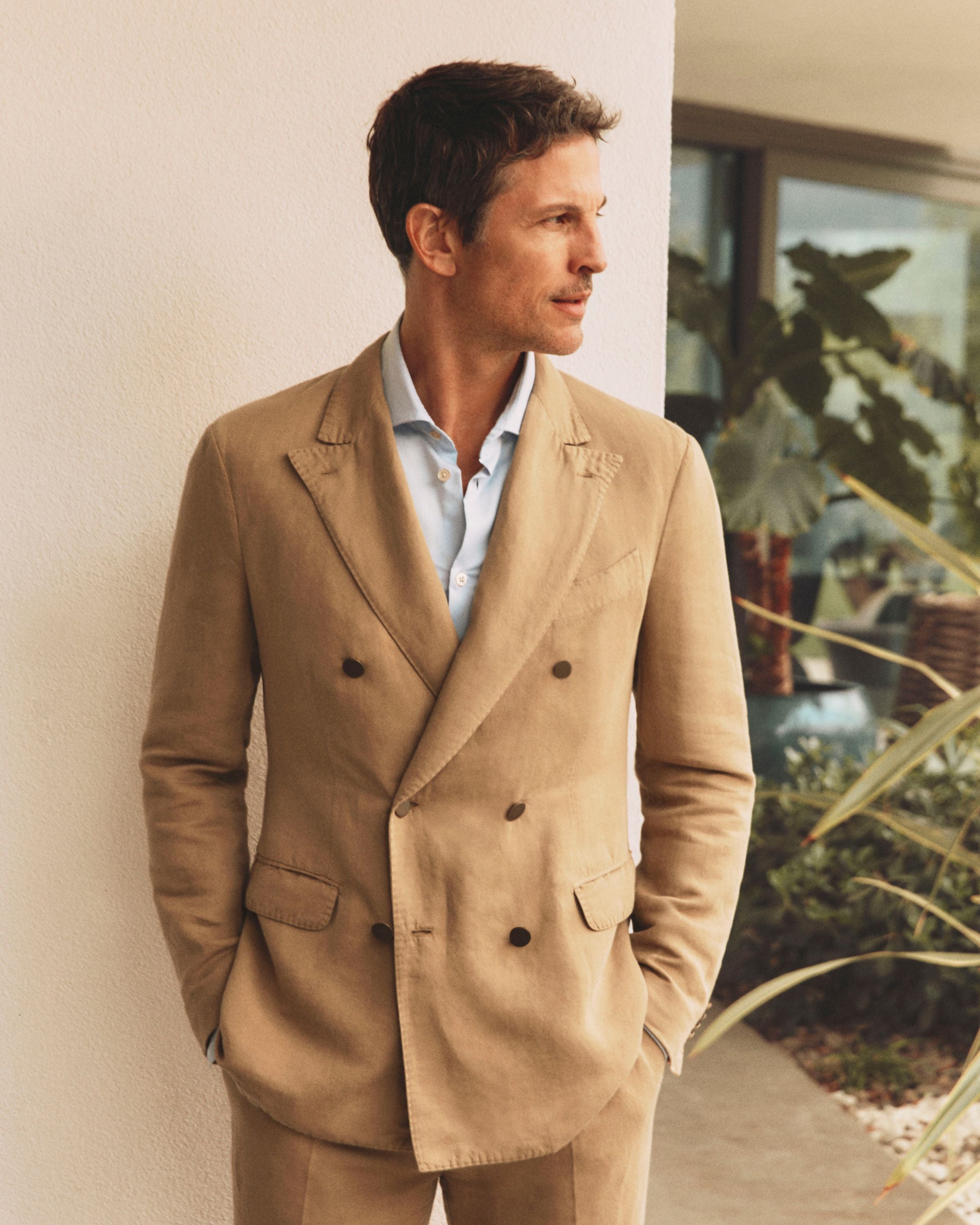 persona con completo marrone