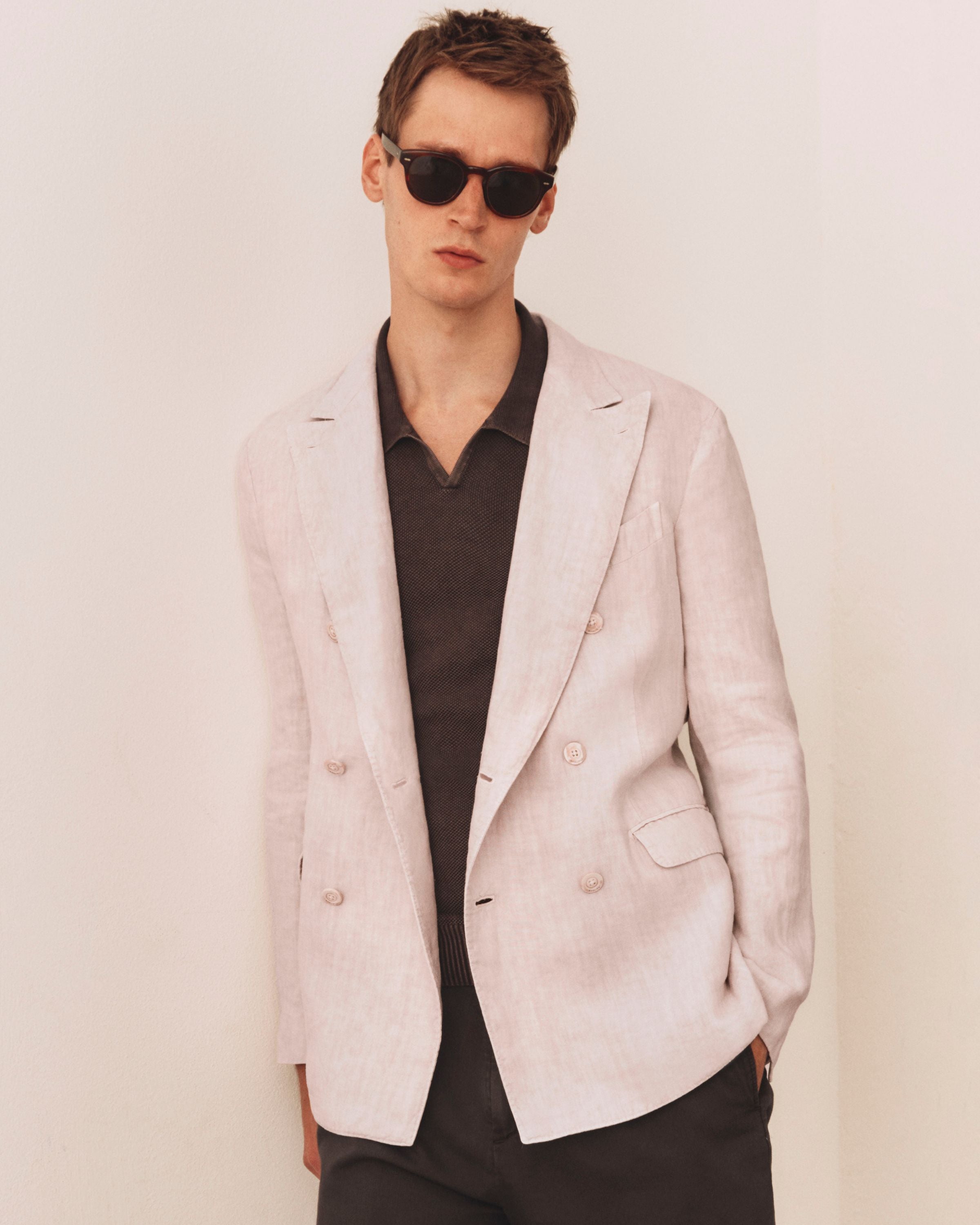 persona con indosso una giacca verde