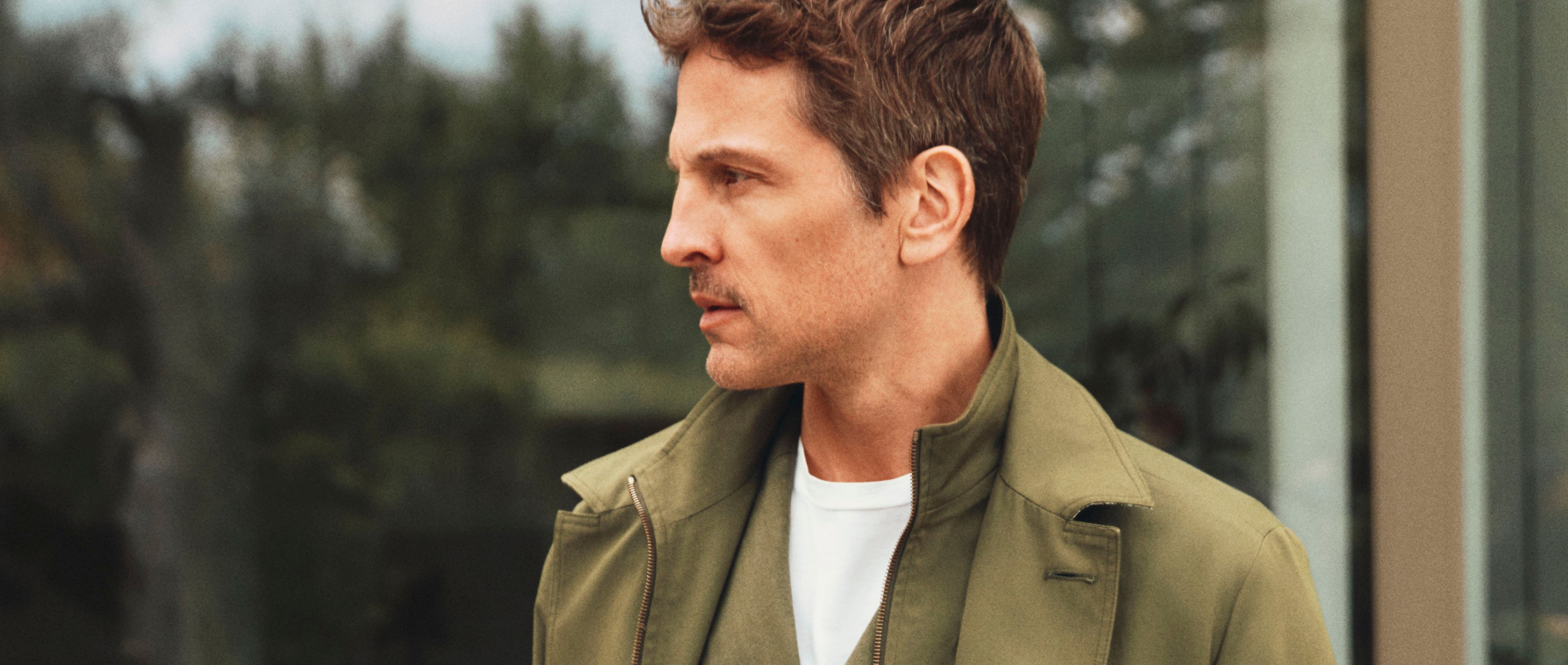 maglione appeso su un filo tra 2 alberi