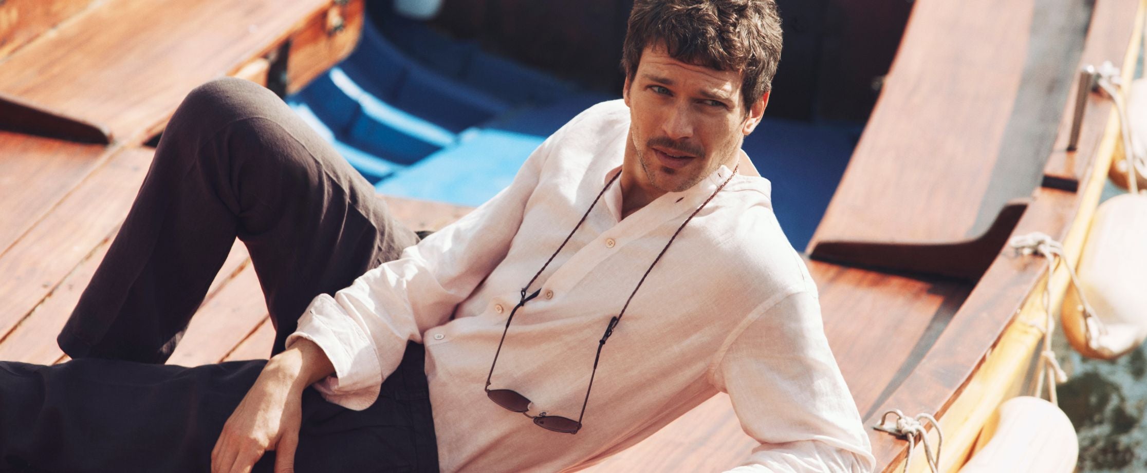 uomo su barca con camicia in lino