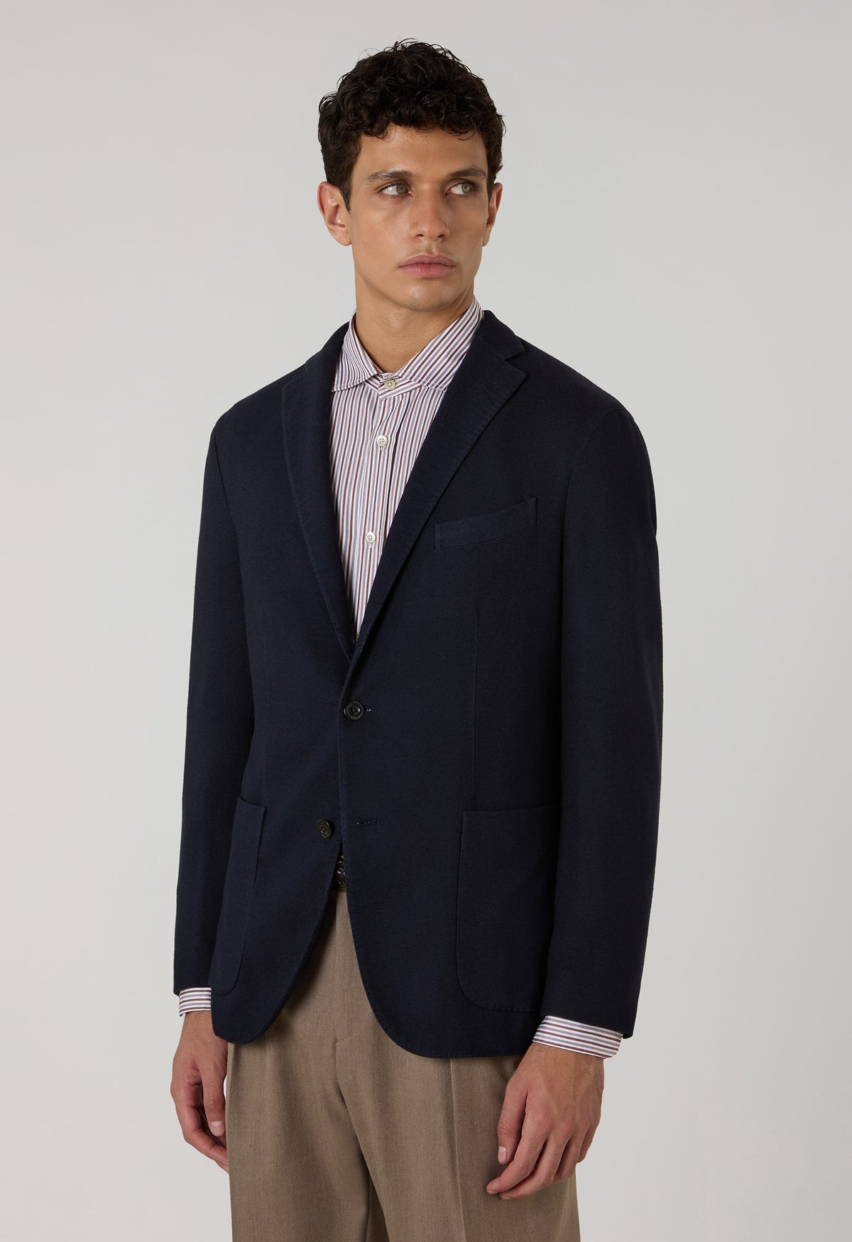 Dunkelblaue, stückgefärbte K-Jacket aus weichem Kaschmirstrick