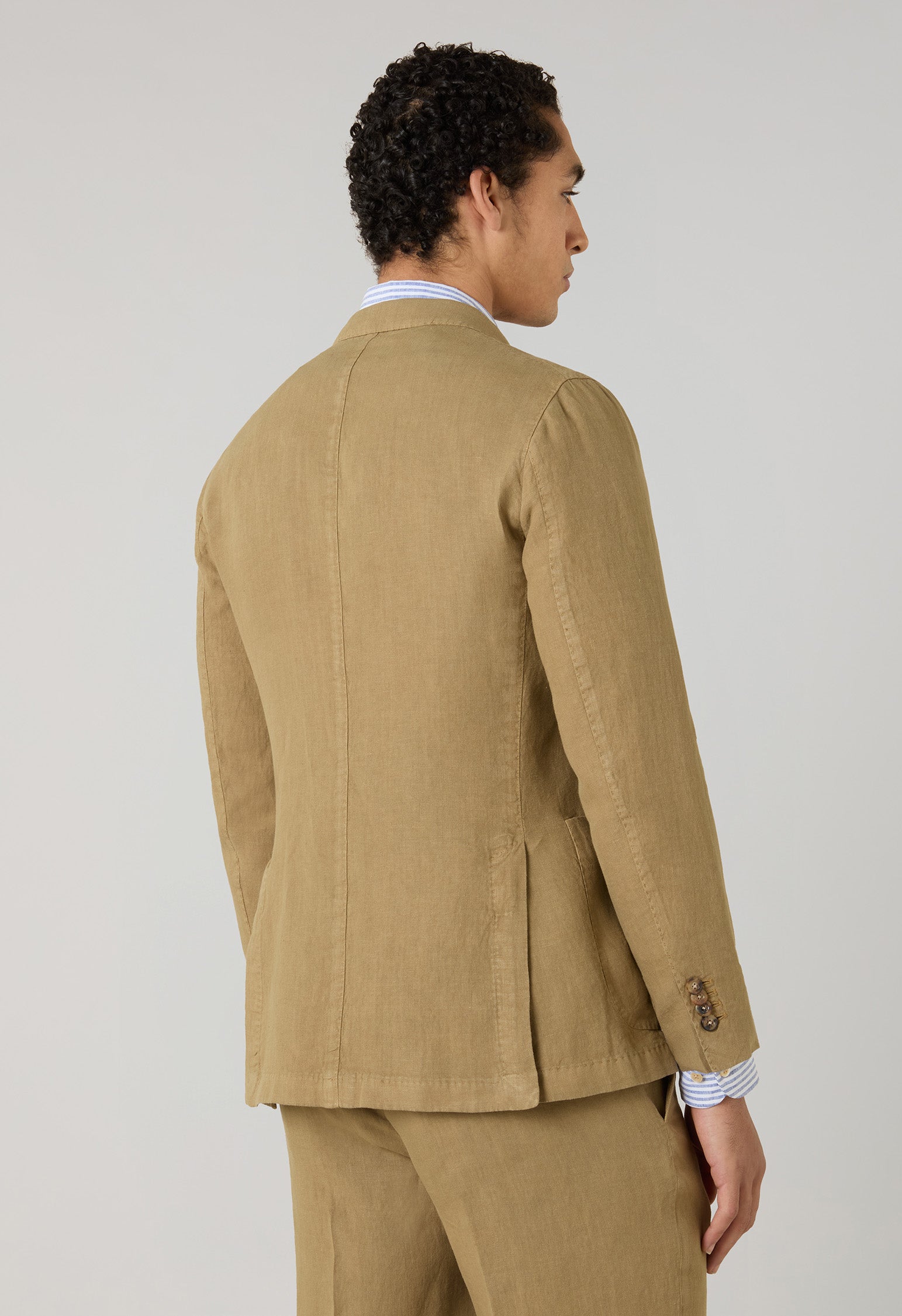 Kamelfarbene stückgefärbte K-Jacket aus Leinen