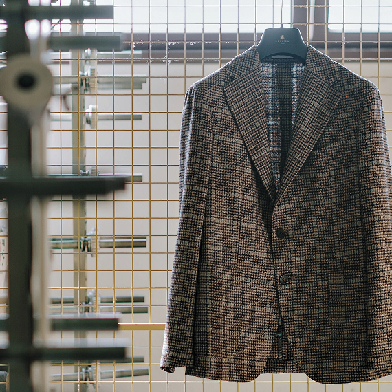 Giacca a quadri su un appendino