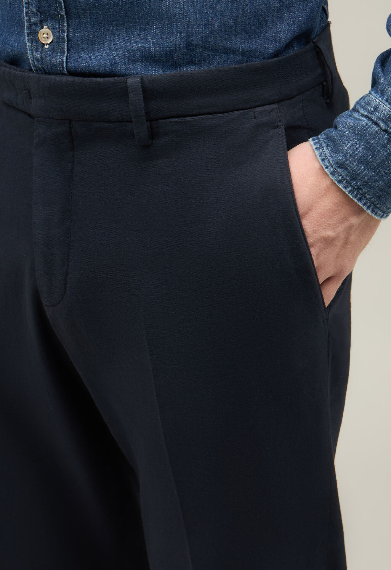 Boglioli Schmal geschnittene Chinohose aus Baumwoll-Leinentwill Blau 80844QSB4403001086R0793