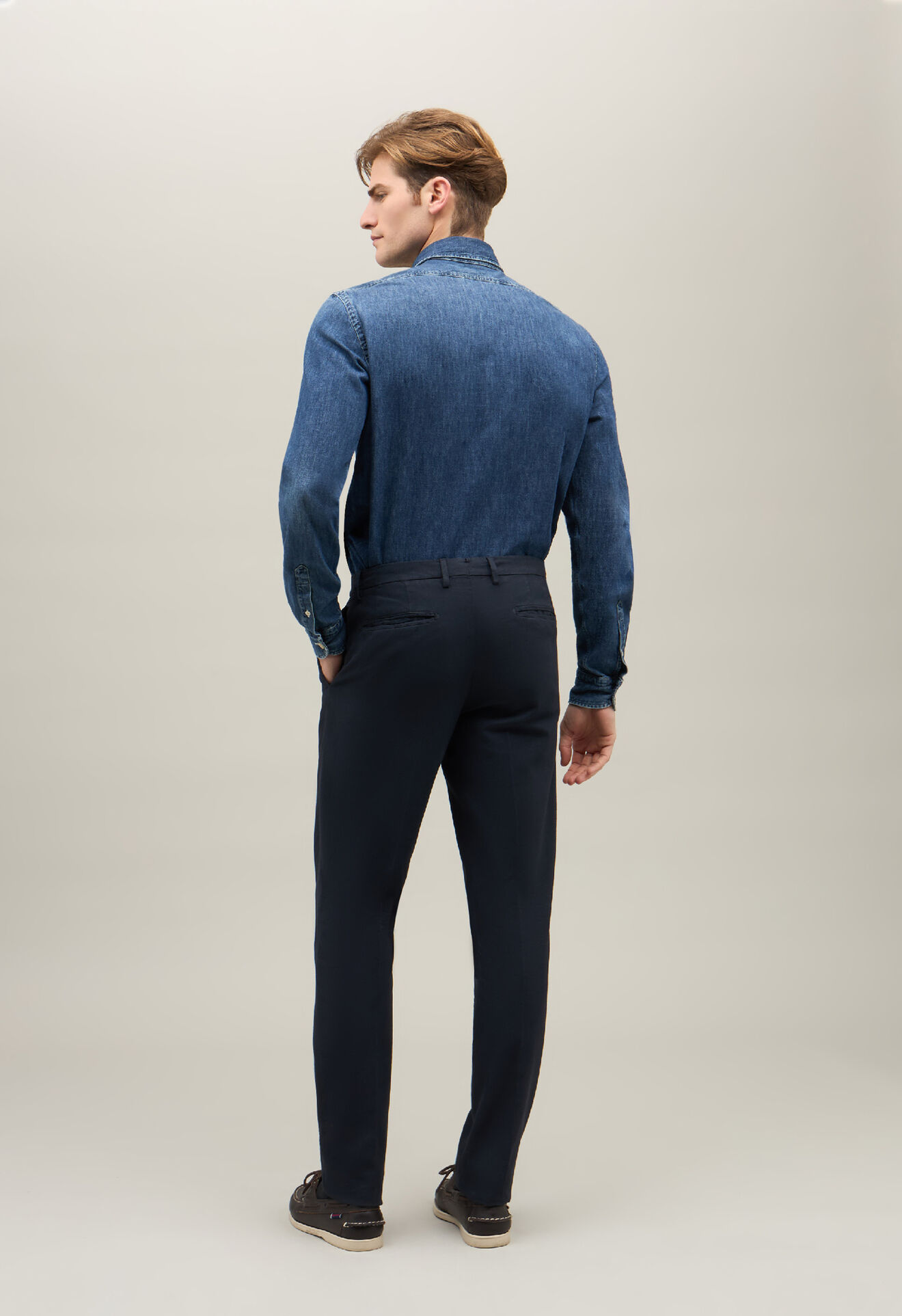 Boglioli Schmal geschnittene Chinohose aus Baumwoll-Leinentwill Blau 80844QSB4403001086R0793