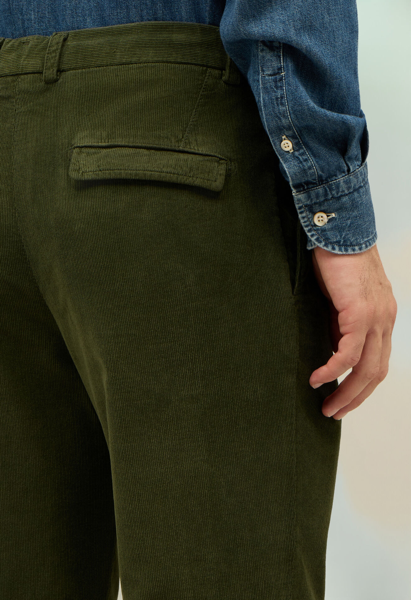 Boglioli Relaxed-Hose aus Kord mit Bundfalten Grün 89950QFA0750001080595