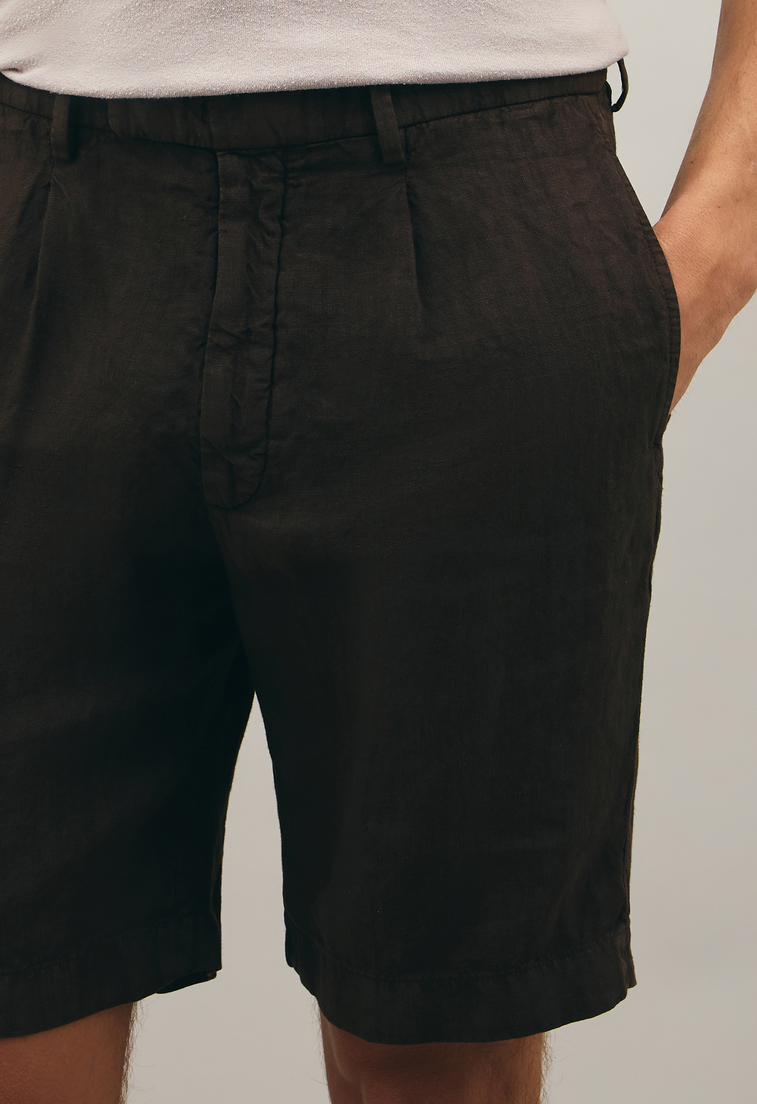 Shop Boglioli Pleated Linen Shorts In Brown