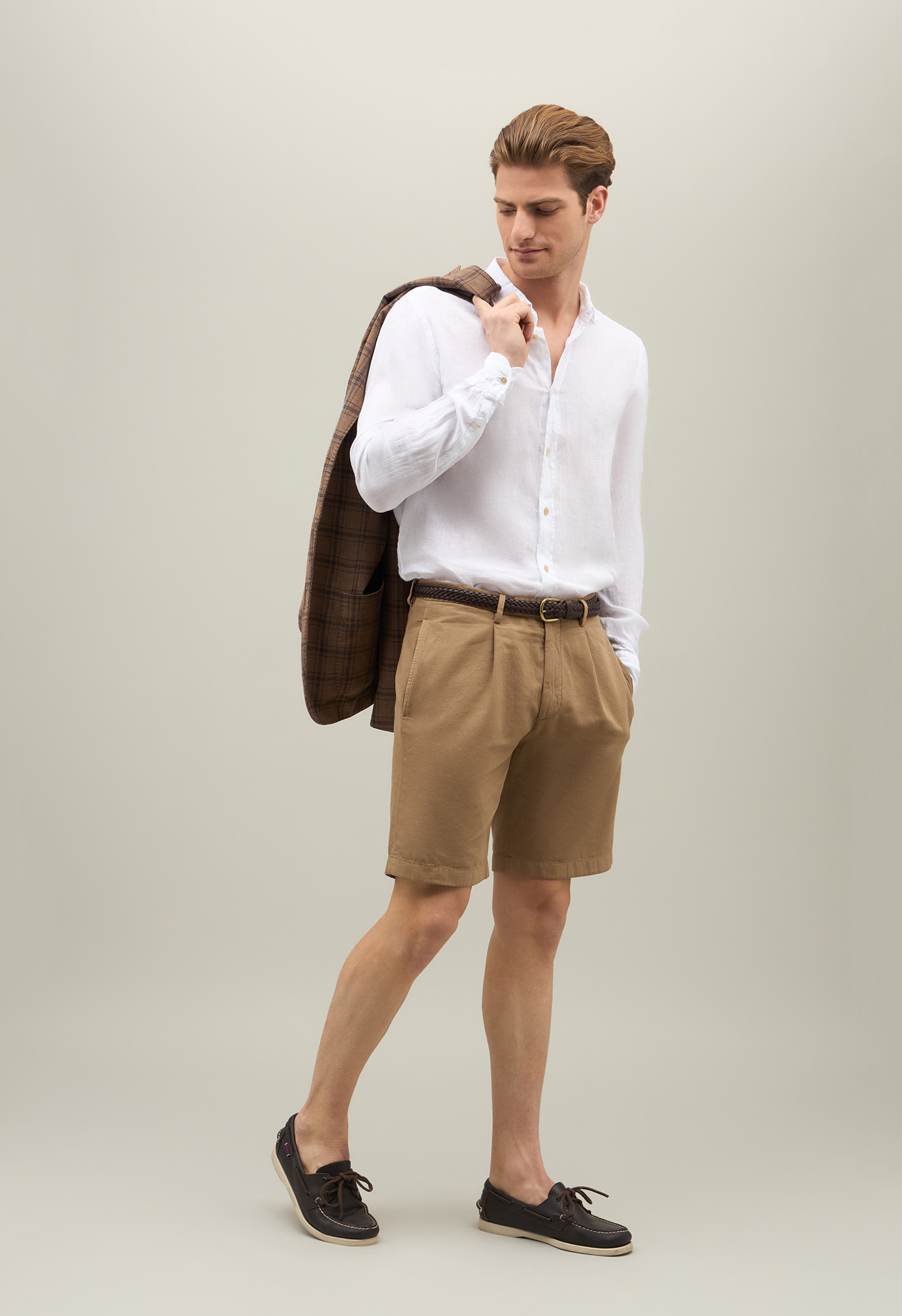 Shop Boglioli Cotton Linen Twill Pleated Shorts In Beige